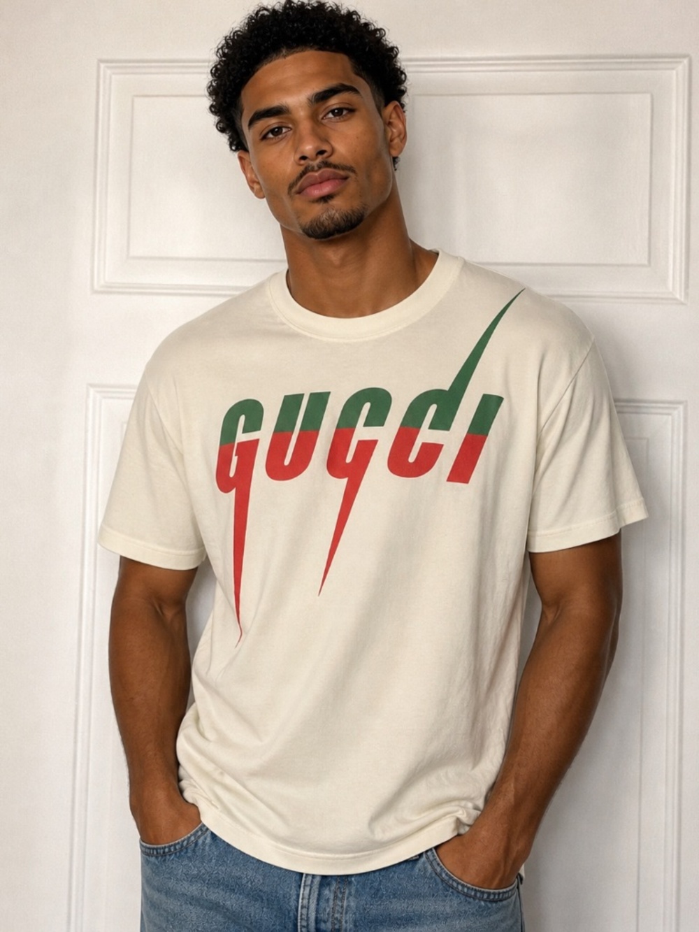Size M: Pre-loved Gucci Made in Italy  Blade Print Ivory White cream T-shirt.